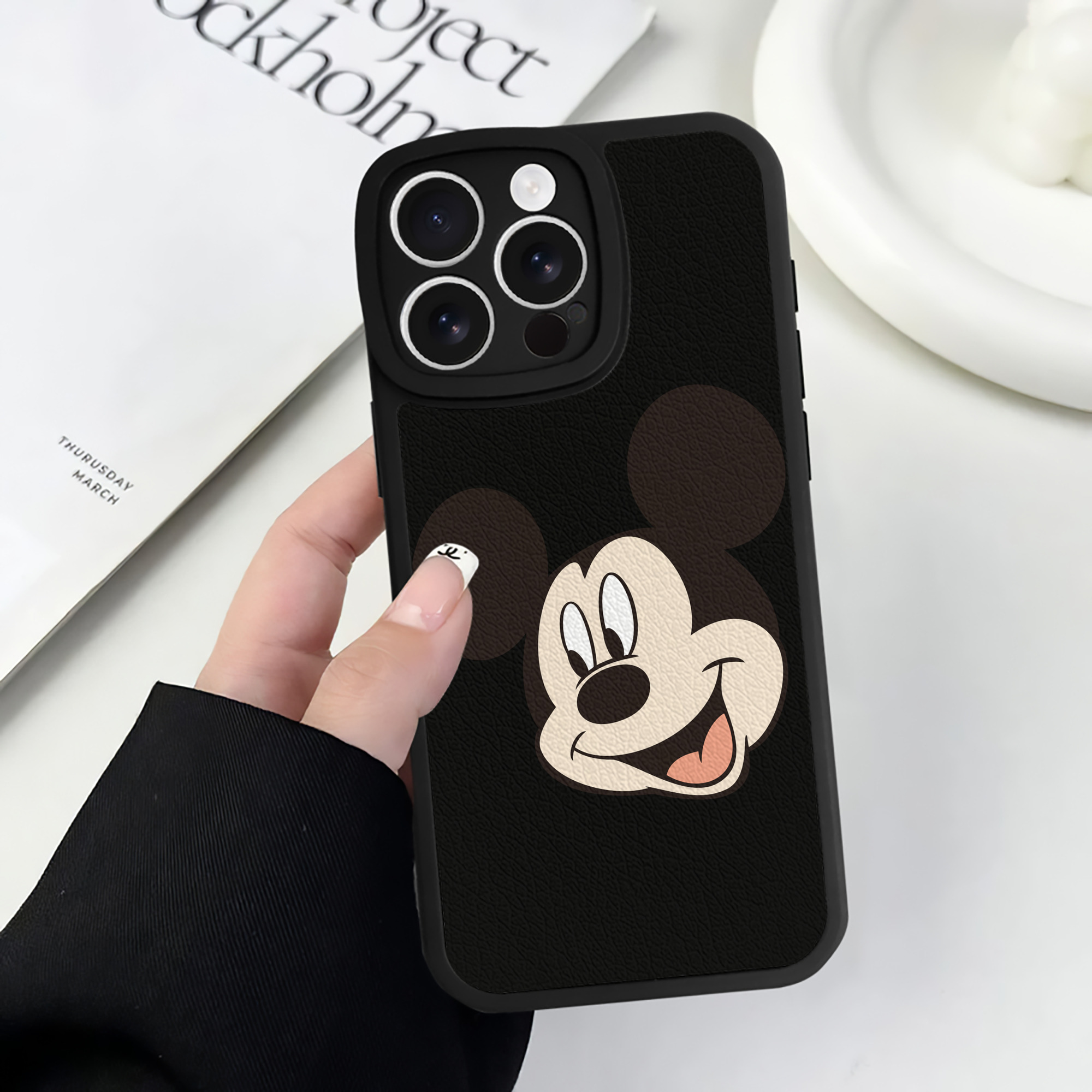 （画像用） ミッキーマウス Mickey Mouse 【iPhone 16シリーズ対応】シリコンスマホケース（レザー調） 材質：シリコン
